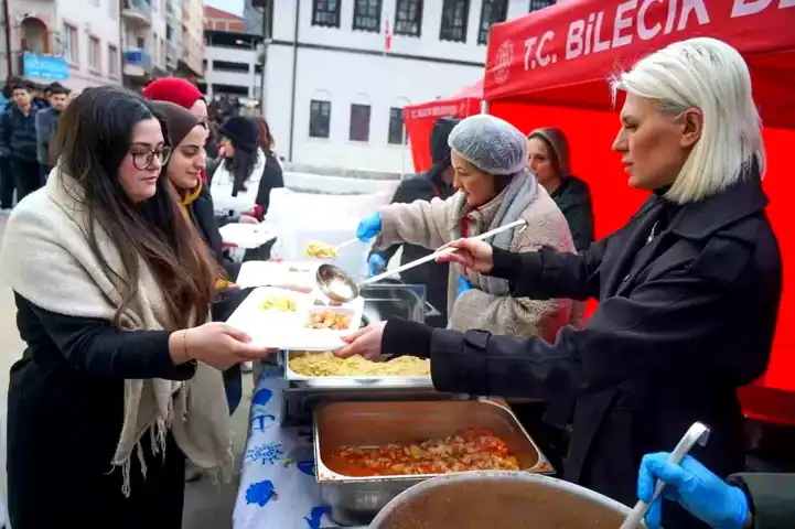 Bilecik Belediye Başkanı, Vatandaşlarla İftar Yaptı